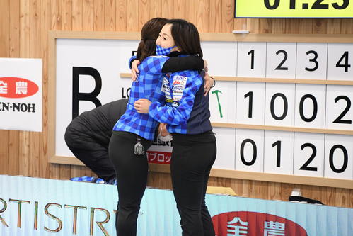 試合を終え抱き合うロコ・ソラーレの藤沢五月と吉田知那美（C）JCA IDE