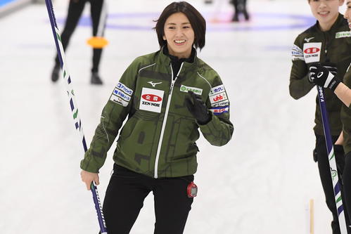 リンクの上を滑走する北海道銀行スキップの吉村紗也香（C）JCA IDE