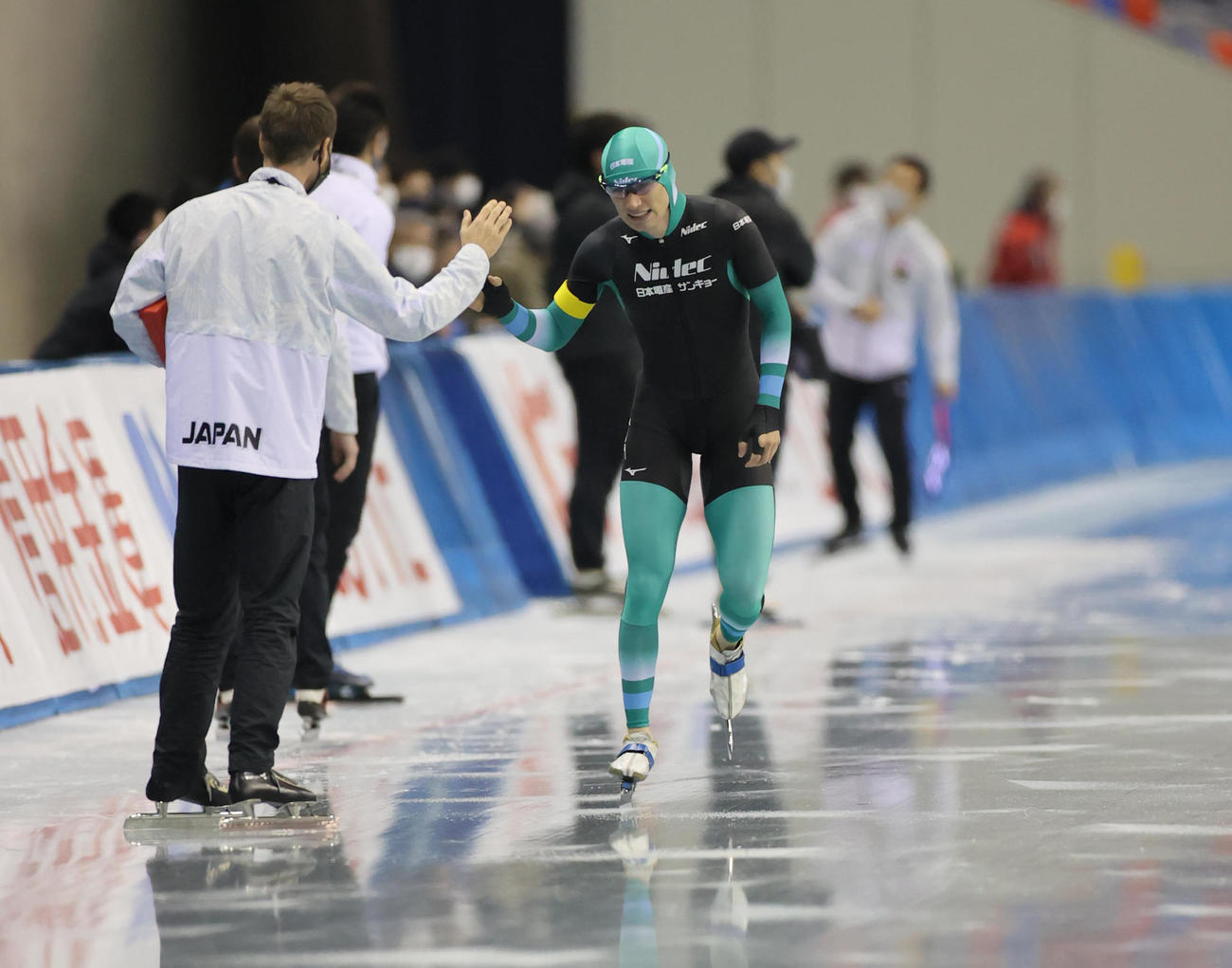 男子1500メートルで優勝し関係者らに祝福されるウイリアムソン師円（右）（代表撮影）