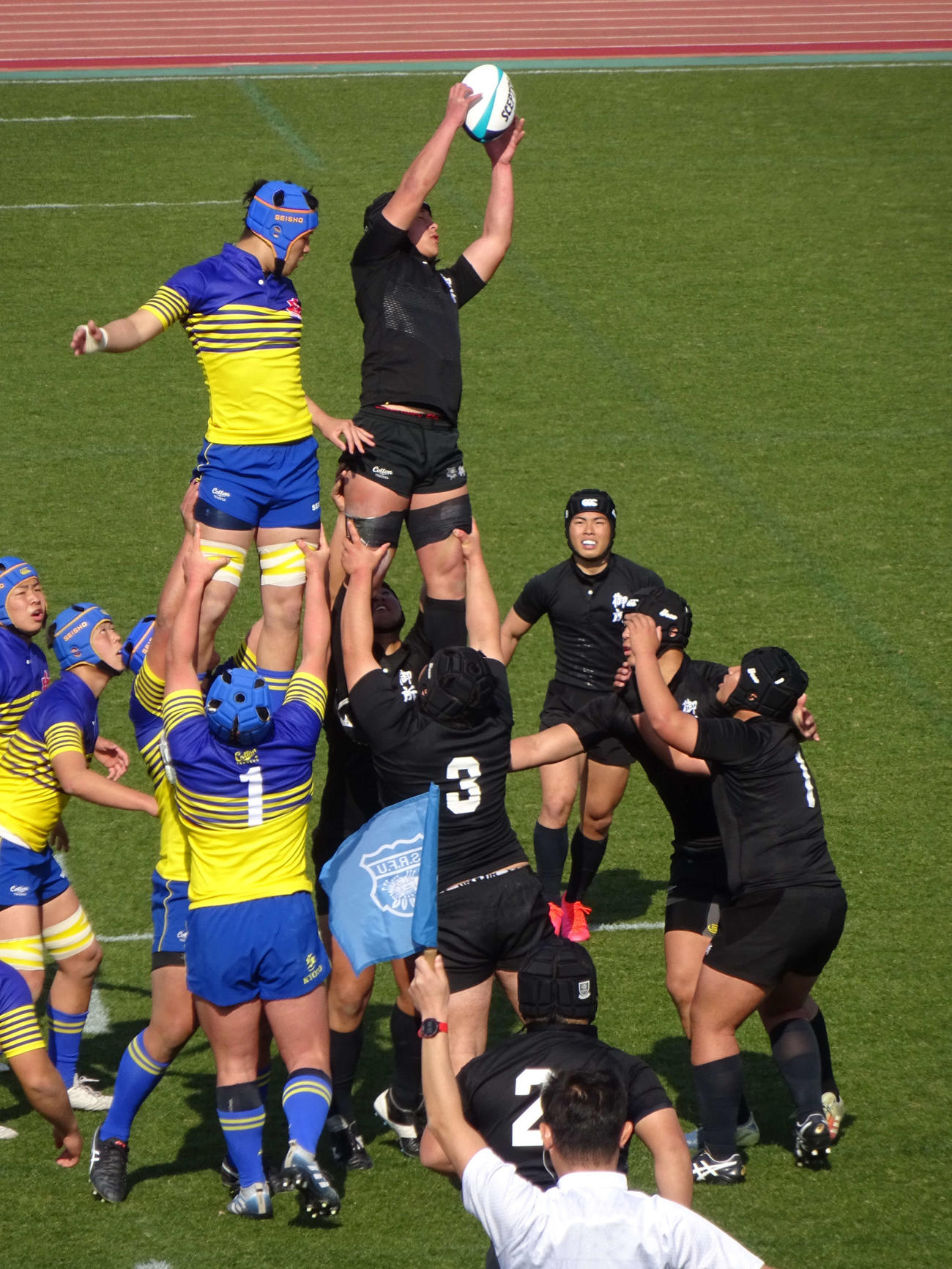 ラインアウトでマイボールをキープする御所実フィフティーン（撮影・加藤裕一）