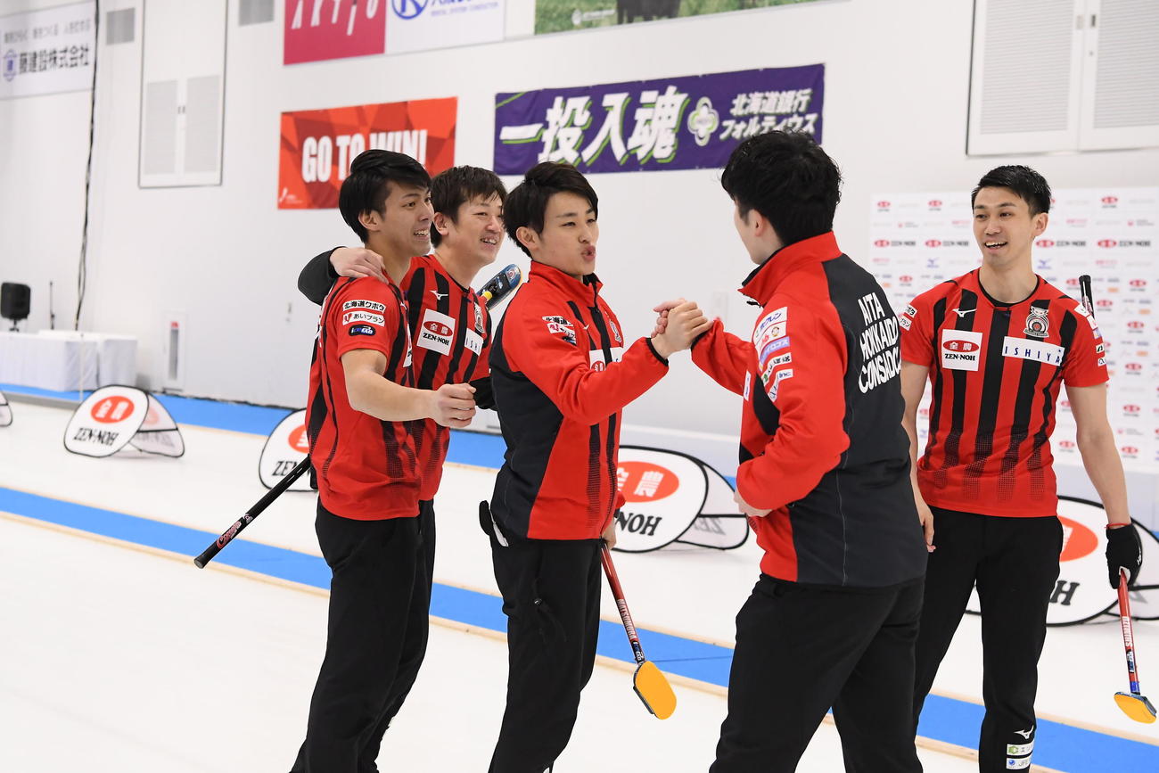 喜び合うコンサドーレ選手たち（C）JCA IDE