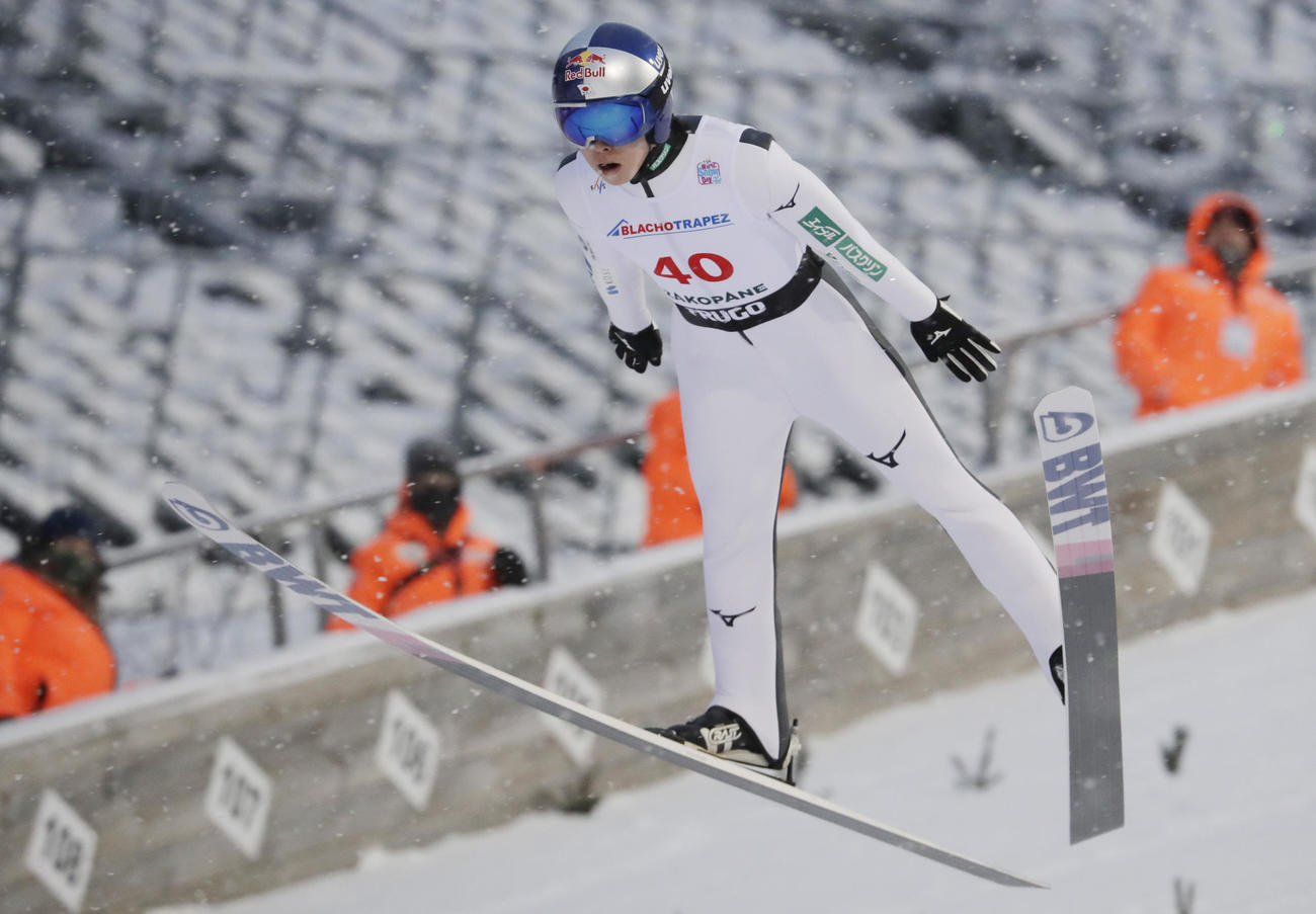 今季初優勝を果たした小林陵侑のジャンプ（AP）