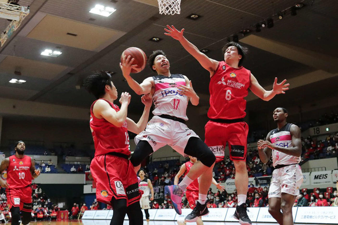 名古屋D対秋田　相手マークをかわしシュートを放つ秋田中山（C）B・LEAGUE