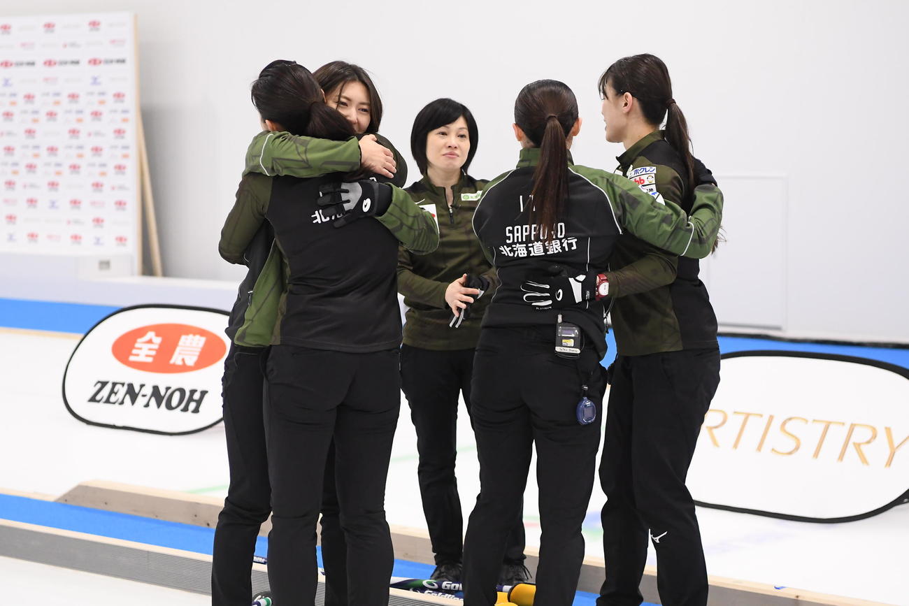 優勝を決め抱き合う北海道銀行のメンバー（C）JCA IDE