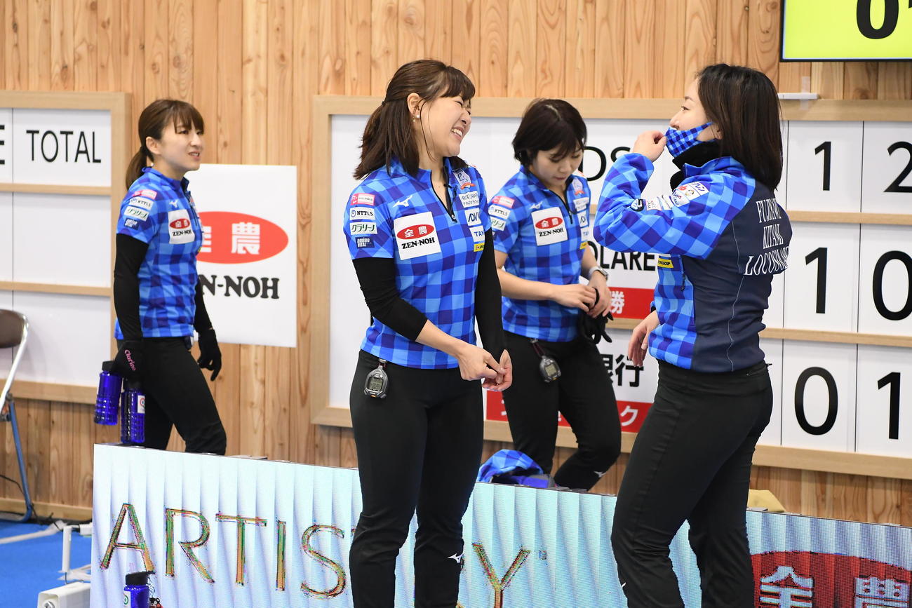試合を終えたロコ・ソラーレの選手たち（C）JCA IDE