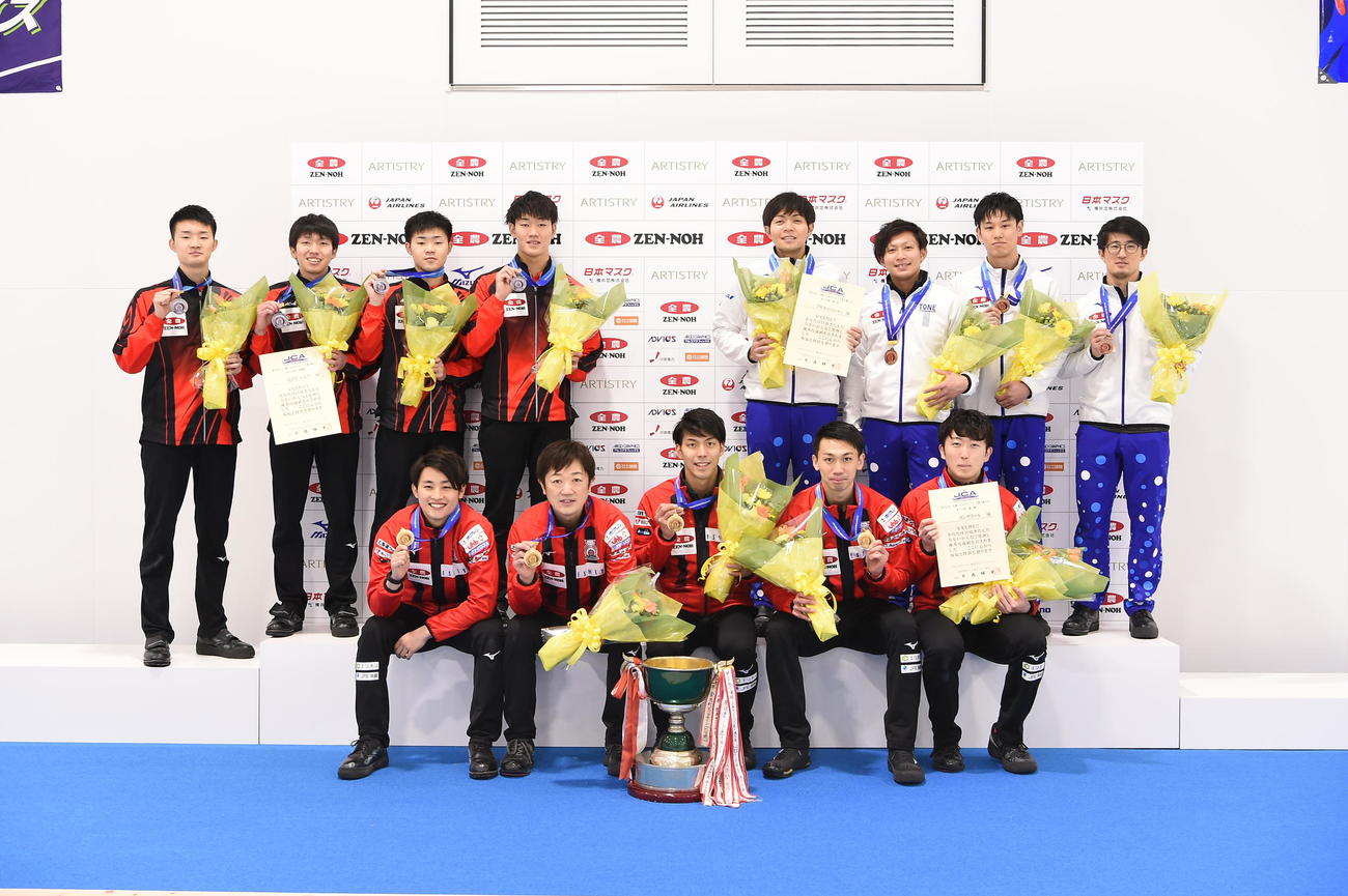男子決勝の表彰式　準優勝だった北常呂ジュニアは左上の4人（C）JCA IDE
