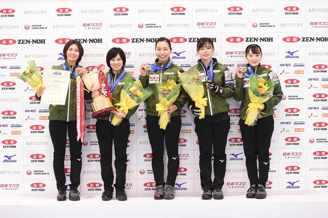 6年ぶり2度目の優勝を決め記念撮影で笑顔の北海道銀行のメンバー（C）JCA　IDE