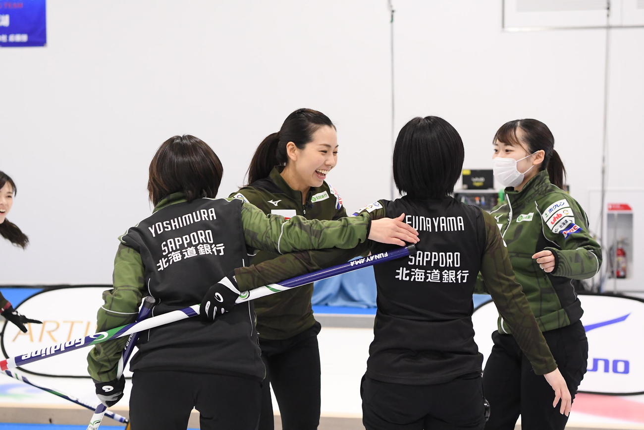 優勝を決め、喜びを爆発させる北海道銀行の選手たち（C）JCA IDE