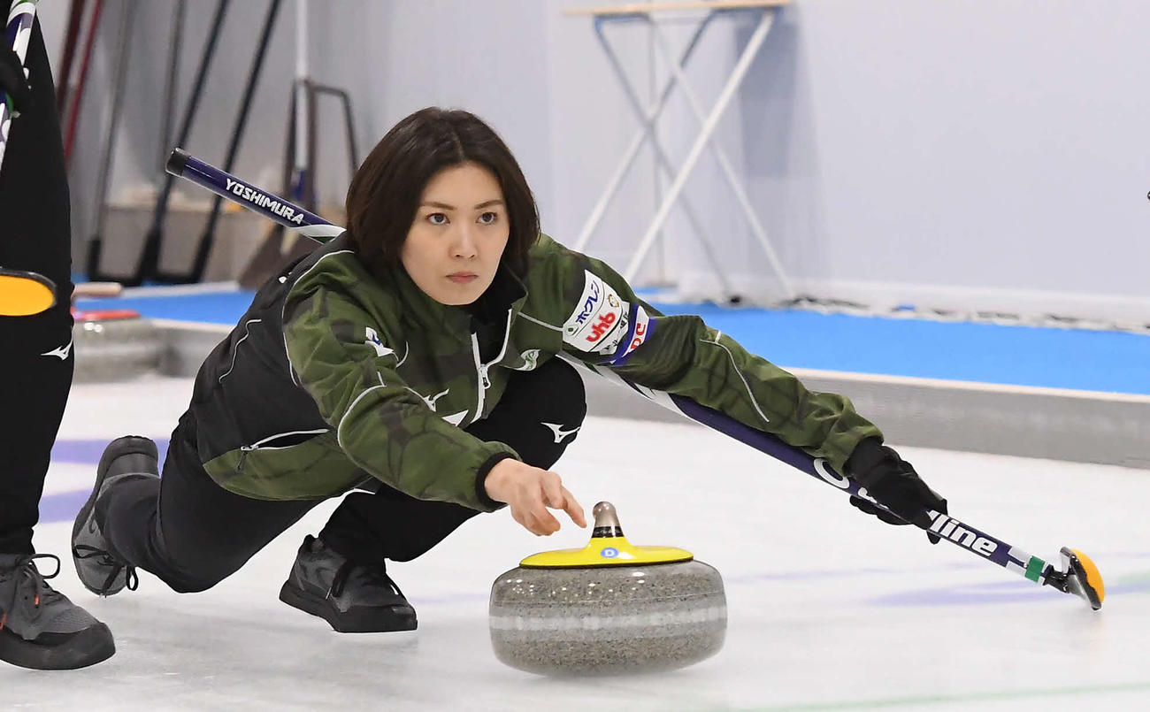 ストーンを投じる北海道銀行スキップ・吉村紗也香（C）JCA IDE