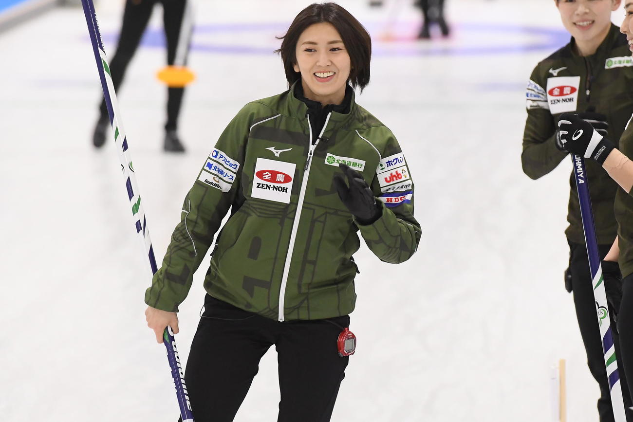 リンクの上を滑走する北海道銀行スキップの吉村紗也香（C）JCA IDE
