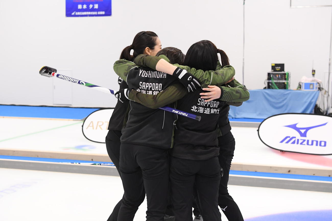 優勝を決め抱き合う北海道銀行のメンバー（C）JCA IDE