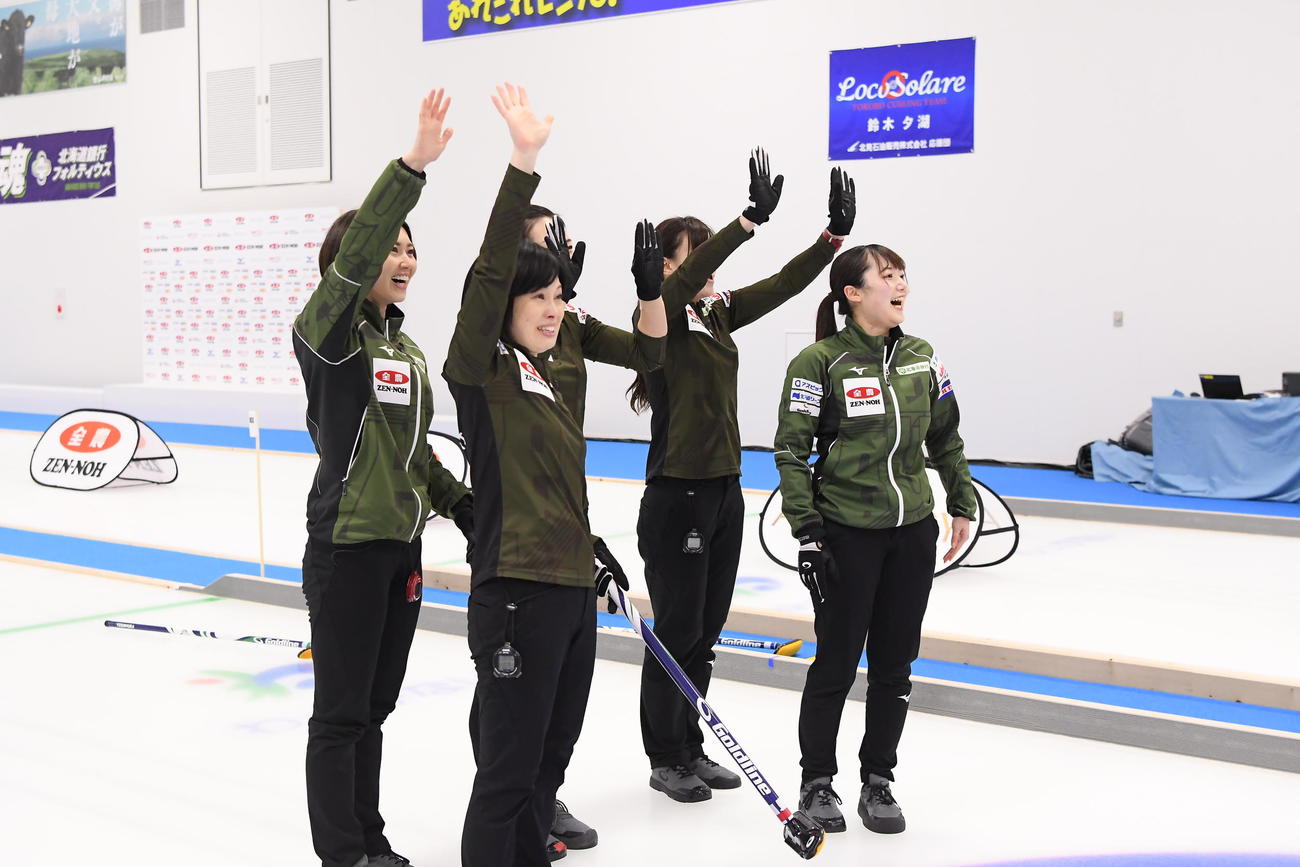 6年ぶりに優勝し手を振る北海道銀行の選手たち（C）JCA IDE