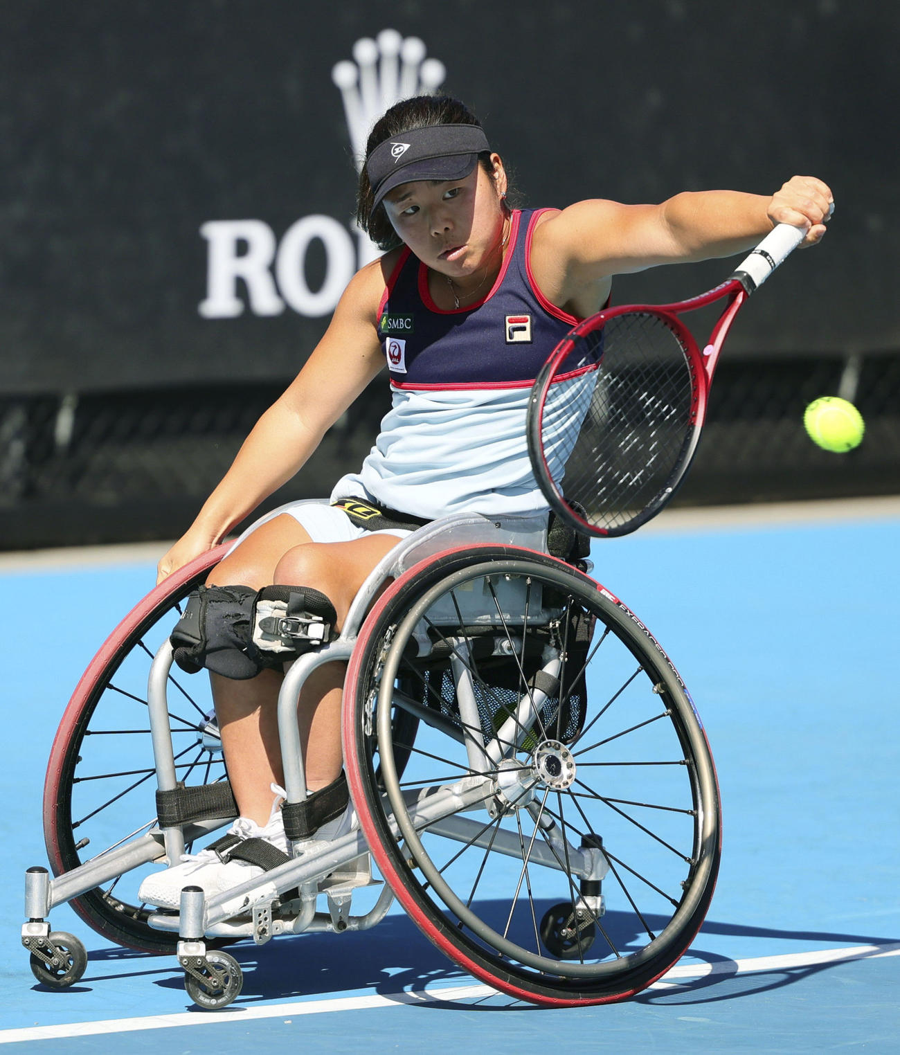 車いすの部女子シングルス決勝でデフロートと対戦する上地（共同）