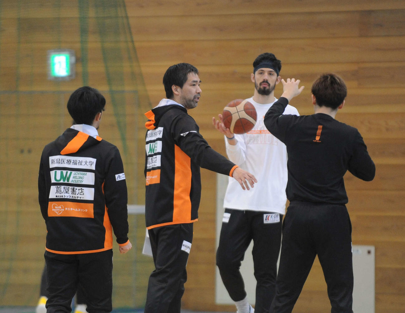 プレーの確認をする青木監督代行（左から2人目）