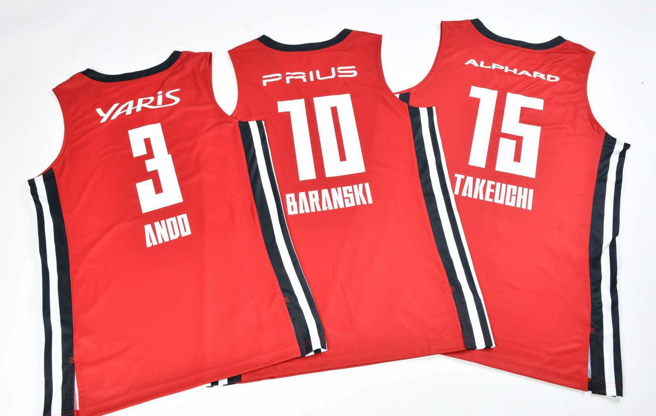 選手ごとに背中の広告が異なるBリーグA東京の第3ユニホーム（アルバルク東京提供）