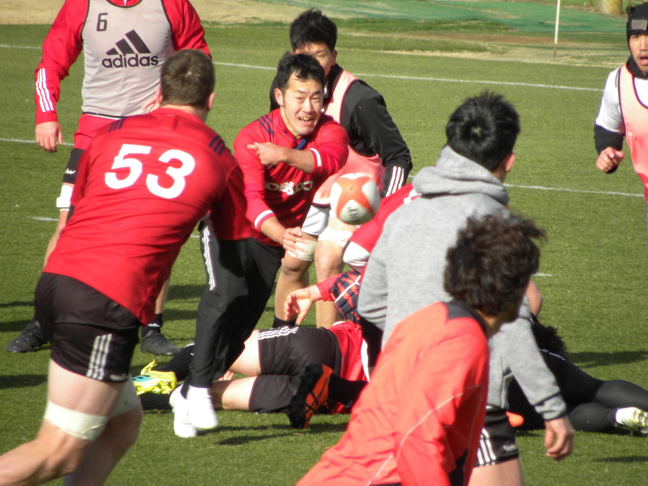 NEC戦2日前の練習でパスをさばく神戸製鋼SH徳田健太（中央）（撮影・松本航）