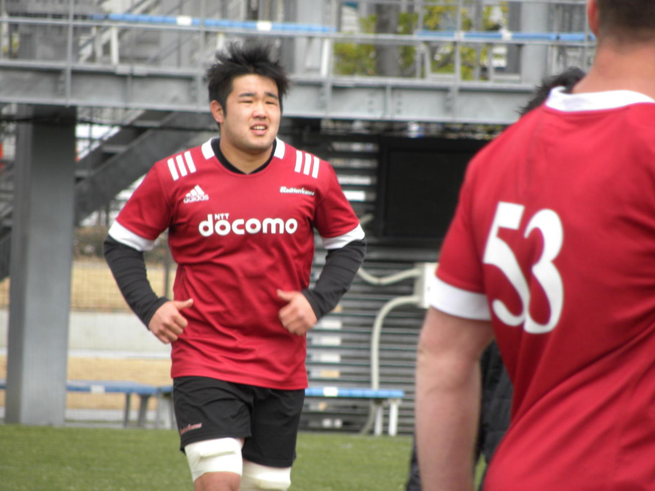 キヤノン戦2日前の練習で汗を流すNTTドコモのロック小島佑太（撮影・松本航）