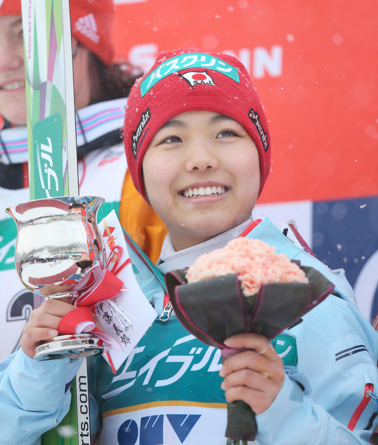 逆転優勝を果たし笑顔でカップと花束を持つ高梨（１５年１月１１日）（撮影・井上学）