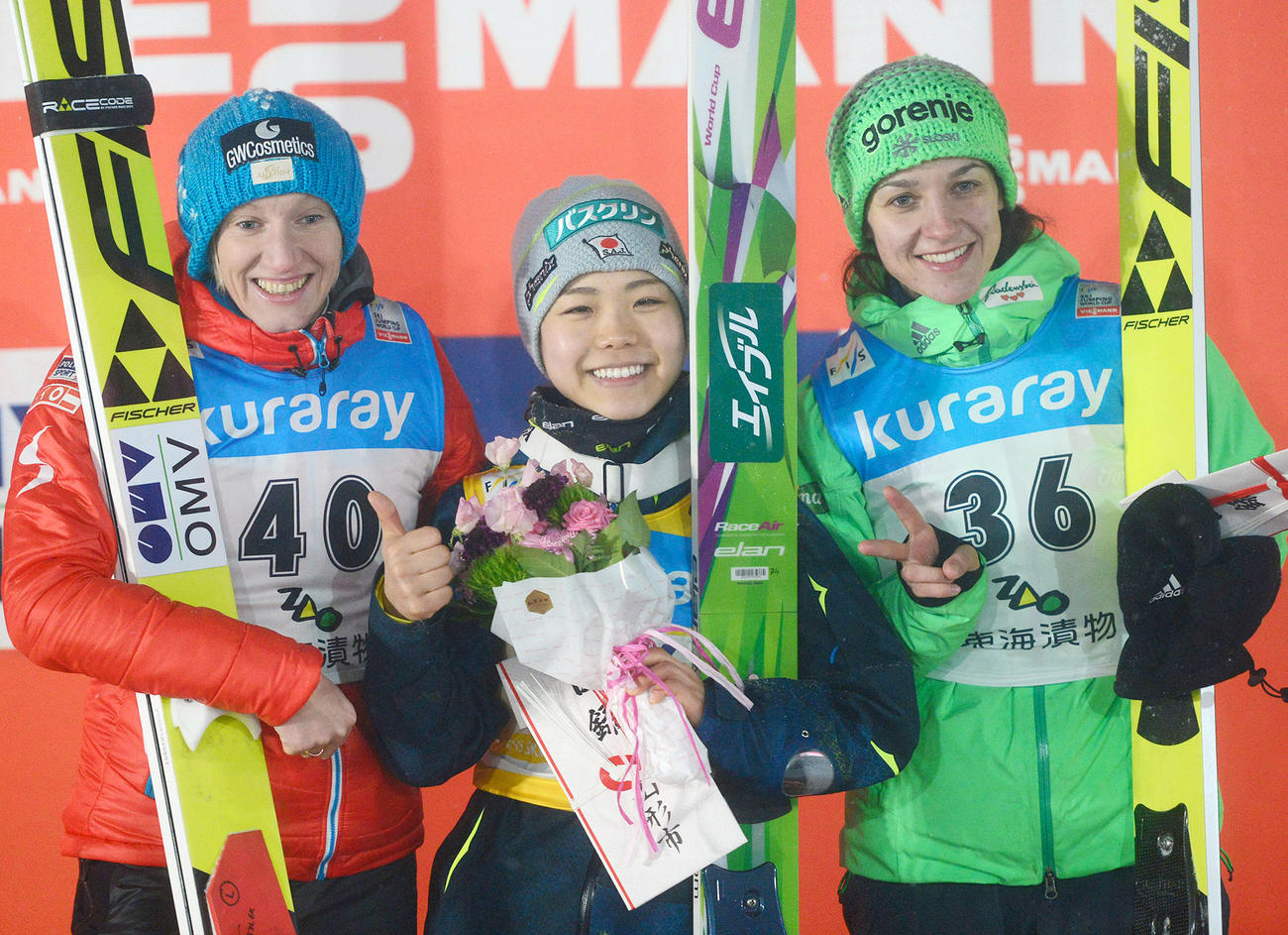 今季５勝目のの高梨（中央）はサムアップポーズを決める（１６年１月２２日）（撮影・下田雄一）