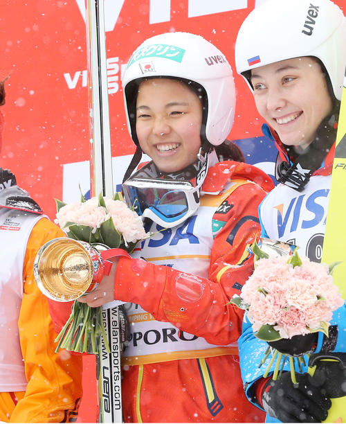 女子単独最多となる１４勝目を挙げ笑顔を見せる高梨（左）。右は３位アバクモワ（１４年１月１１日）（撮影・井上学）