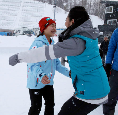 逆転優勝を果たした高梨（左）はフィギュアスケート元世界女王の安藤美姫さんの祝福に笑顔（１５年１月１１日）（撮影・井上学）