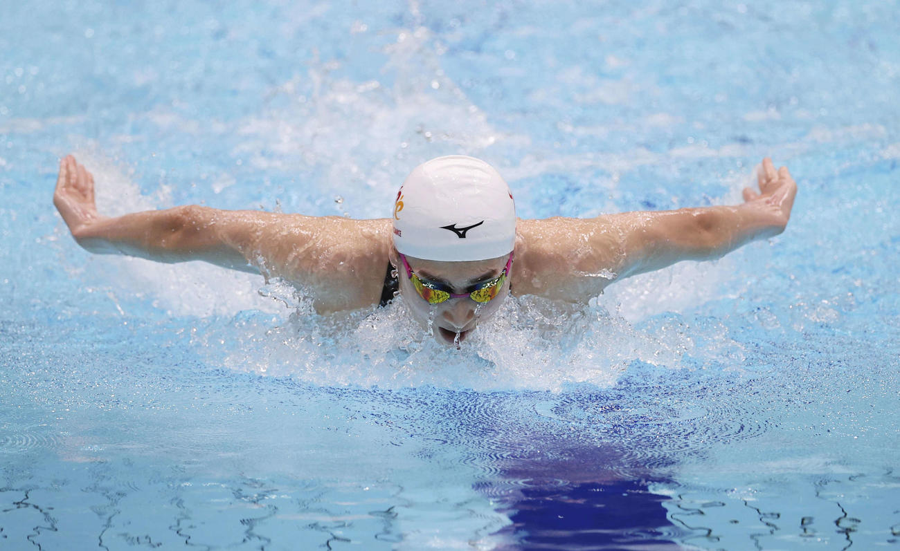 女子100メートルバタフライ予選、力泳する池江（代表撮影）