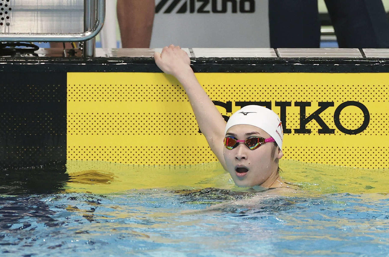 女子100メートルバタフライ予選を終え、タイムを確認する池江（代表撮影）