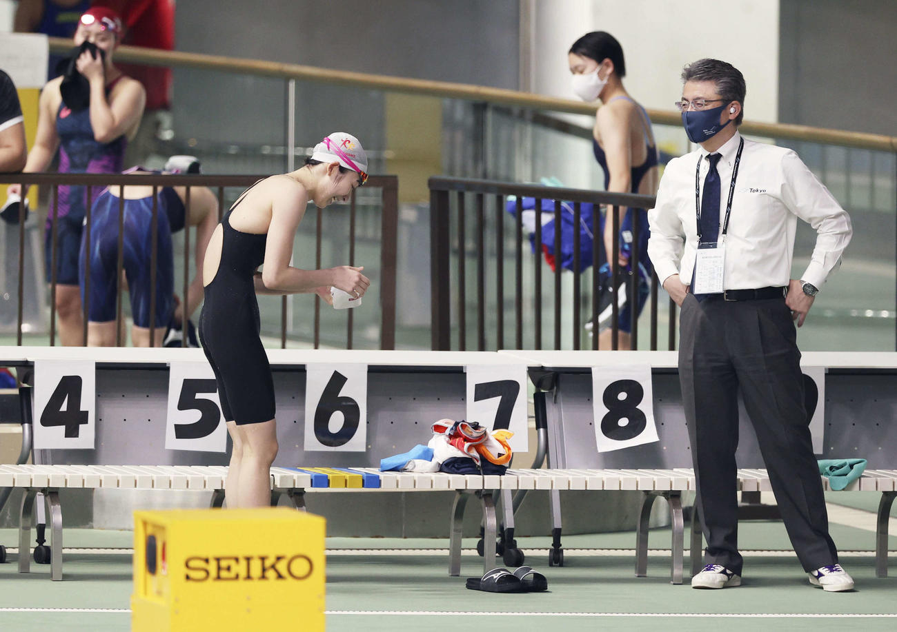 女子100メートルバタフライ予選を終え、笑顔を見せる池江（左）（代表撮影）