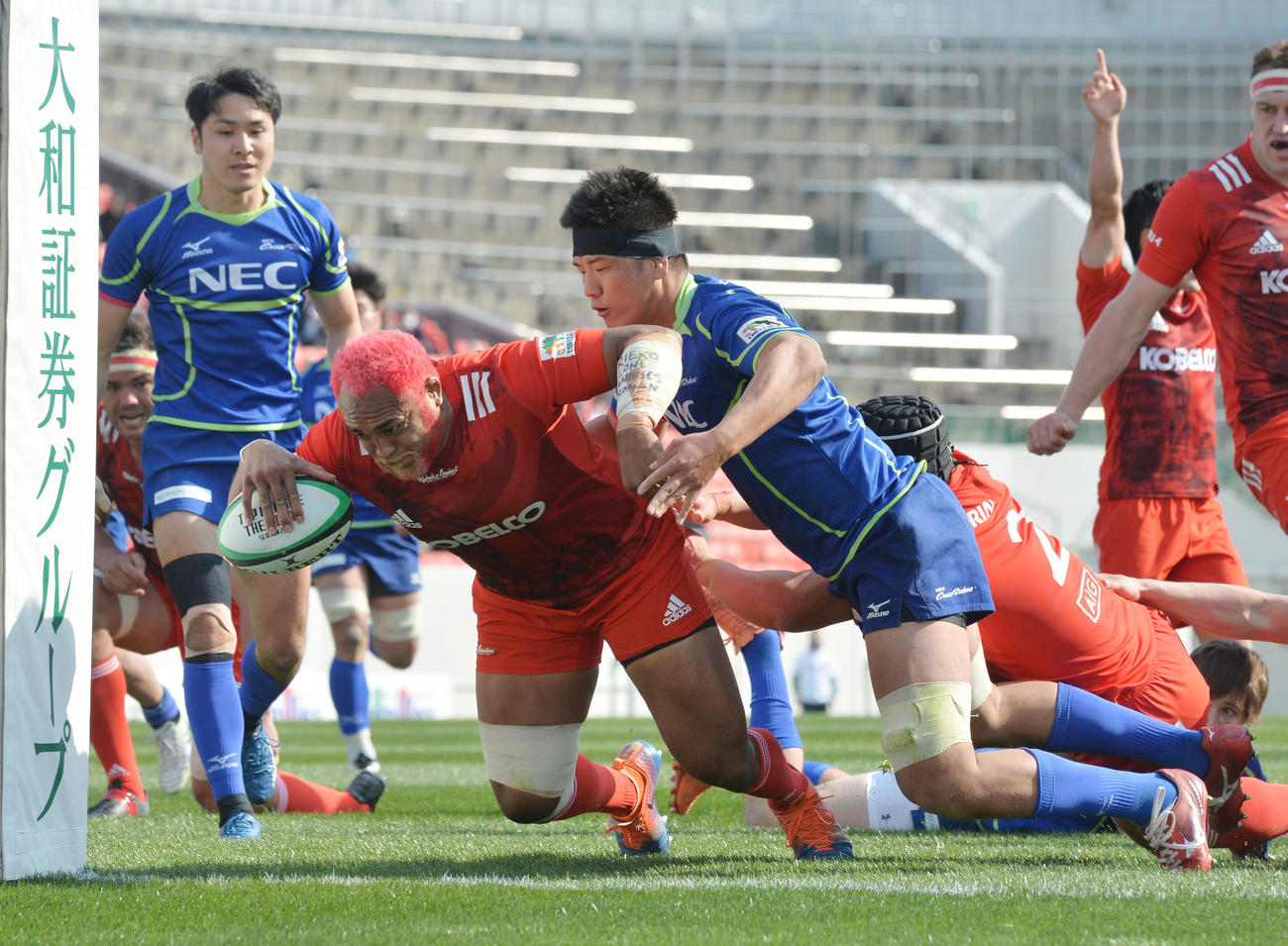 神戸製鋼対NEC　前半、ゴールポスト下にトライを奪う神戸製鋼プロップ中嶋イシレリ（撮影・和賀正仁）