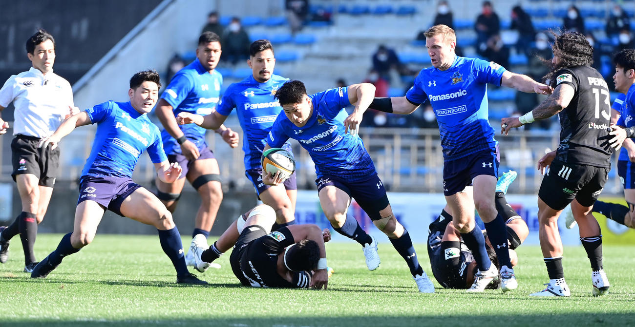 後半、密集から抜け出して突進するパナソニックSO松田（中央）（撮影・小沢裕）