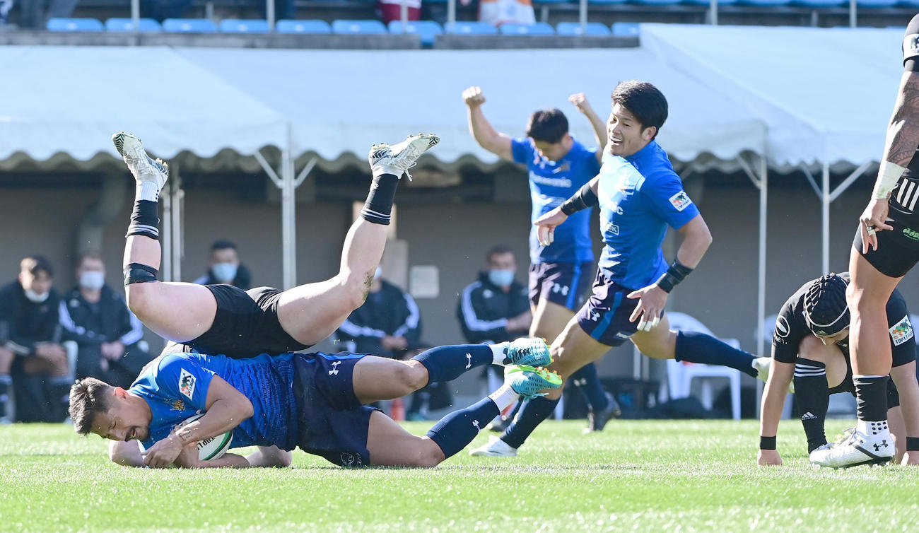 パナソニック対リコー　前半、ゴール中央付近にトライを決めるパナソニックSH内田（左）（撮影・小沢裕）