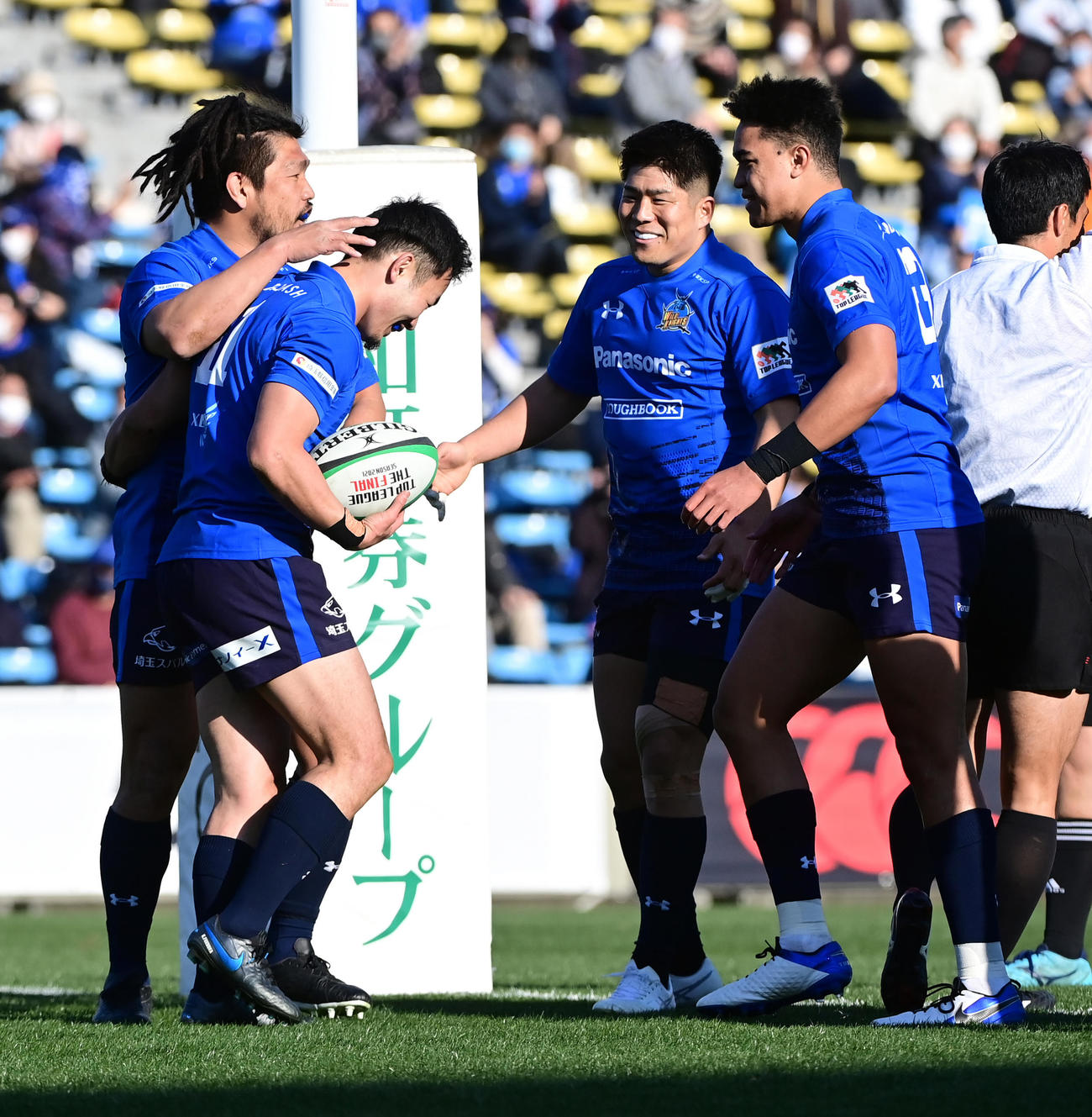 後半、ゴール中央へトライを決めたパナソニックWTB福岡（左から2人目）は、左から堀江、1人おいて松田、トゥポウらの祝福を受ける（撮影・小沢裕）