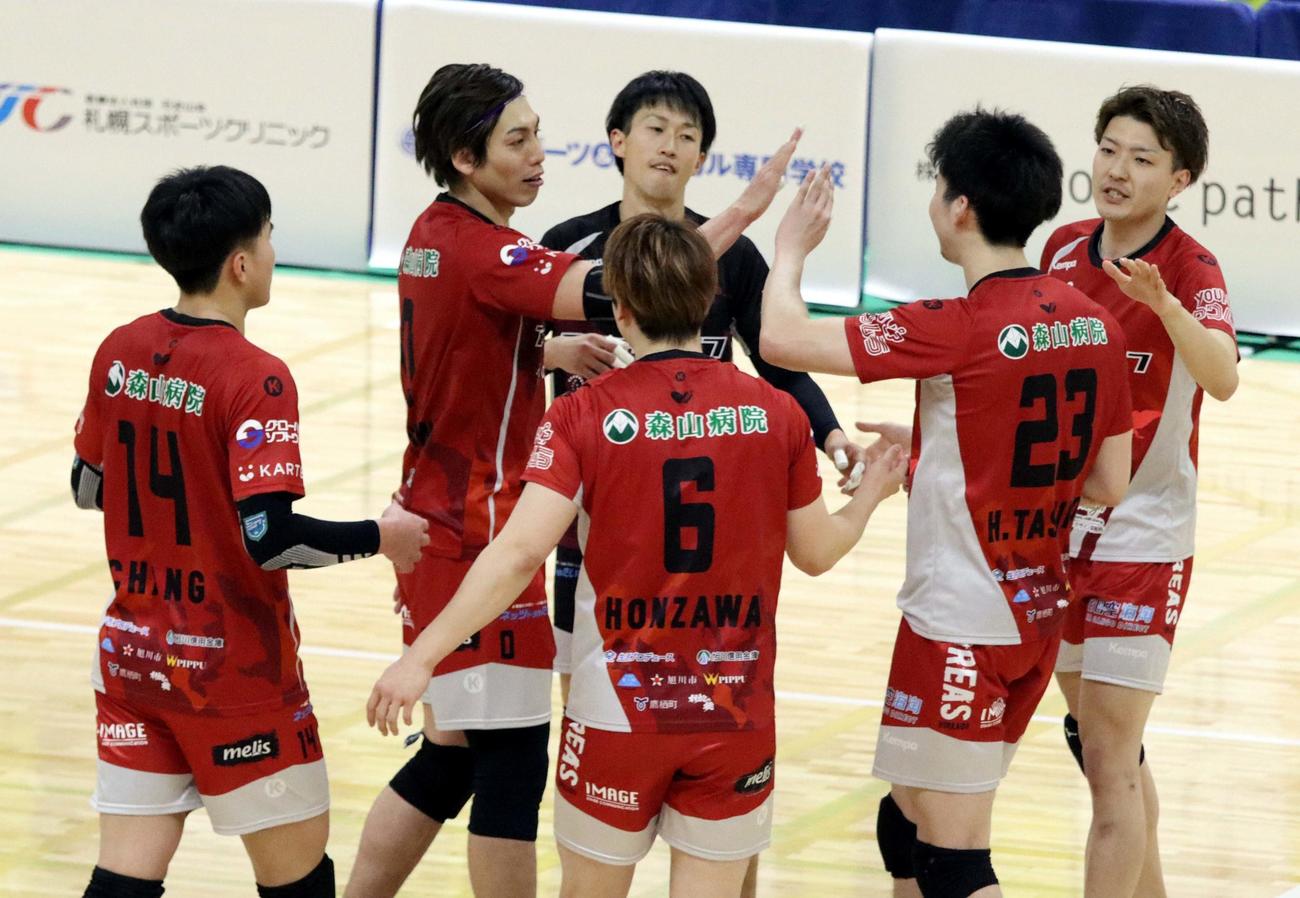 ヴォレアス北海道対つくばユナイテッド　21年初勝利を飾り喜ぶ越川（左から2人目）らヴォレアス北海道の選手たち（撮影・永野高輔）