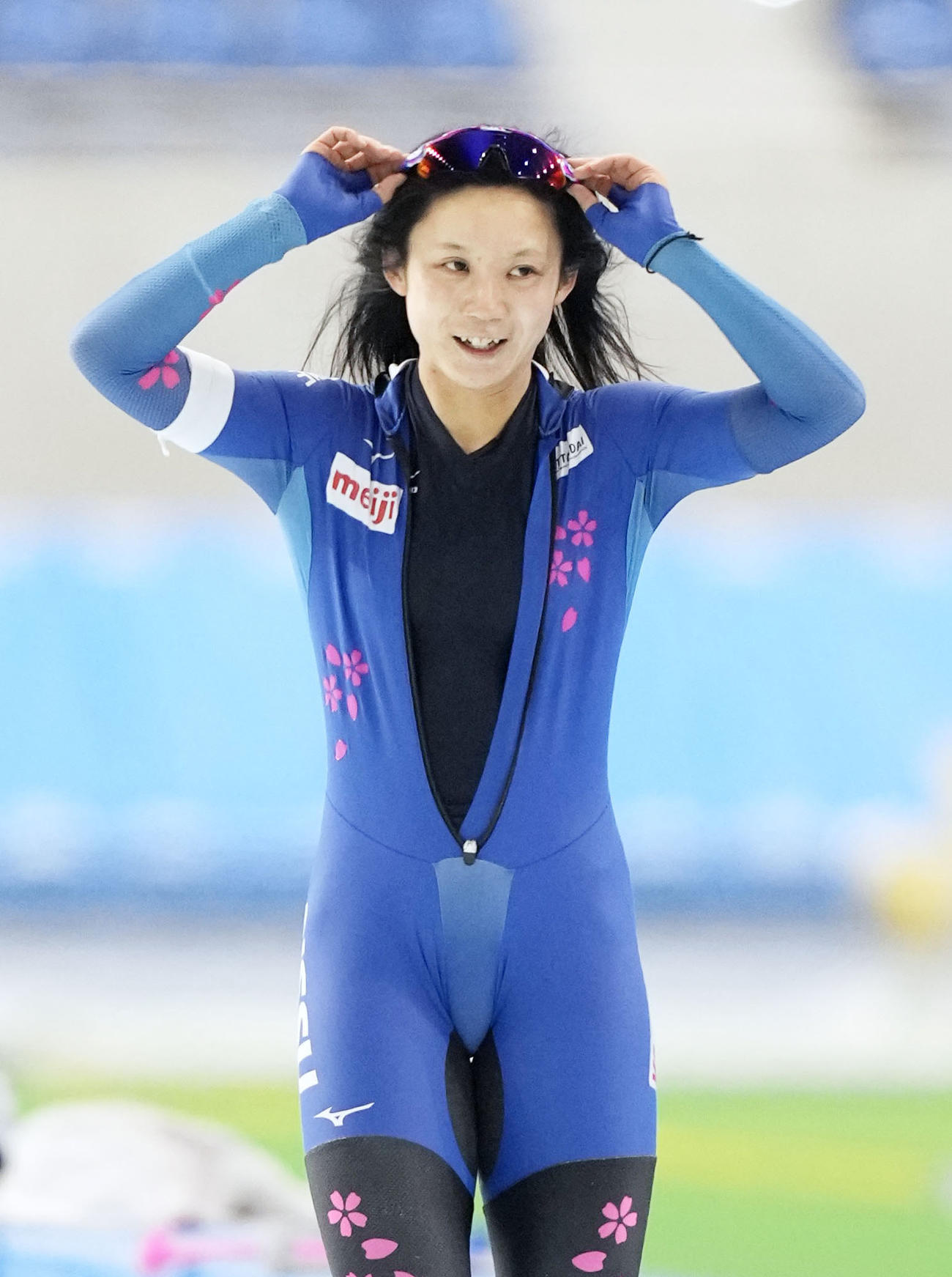 女子500メートルでゴールし、リンクを一周する高木美帆（共同）