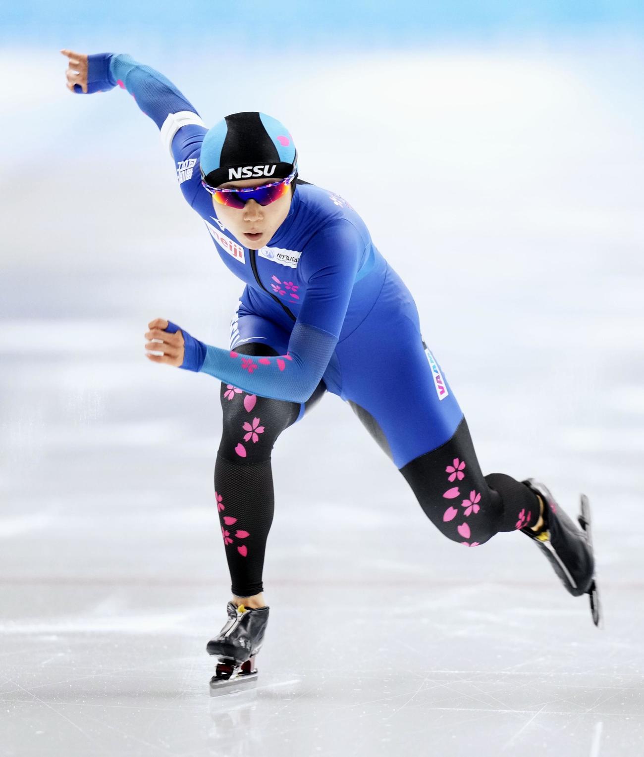 女子500メートルで滑走する高木美帆（共同）