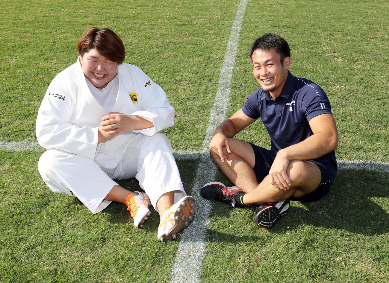 対談を行い笑顔を見せる福岡（右）とスパイクを持参した朝比奈（2018年8月21日撮影）