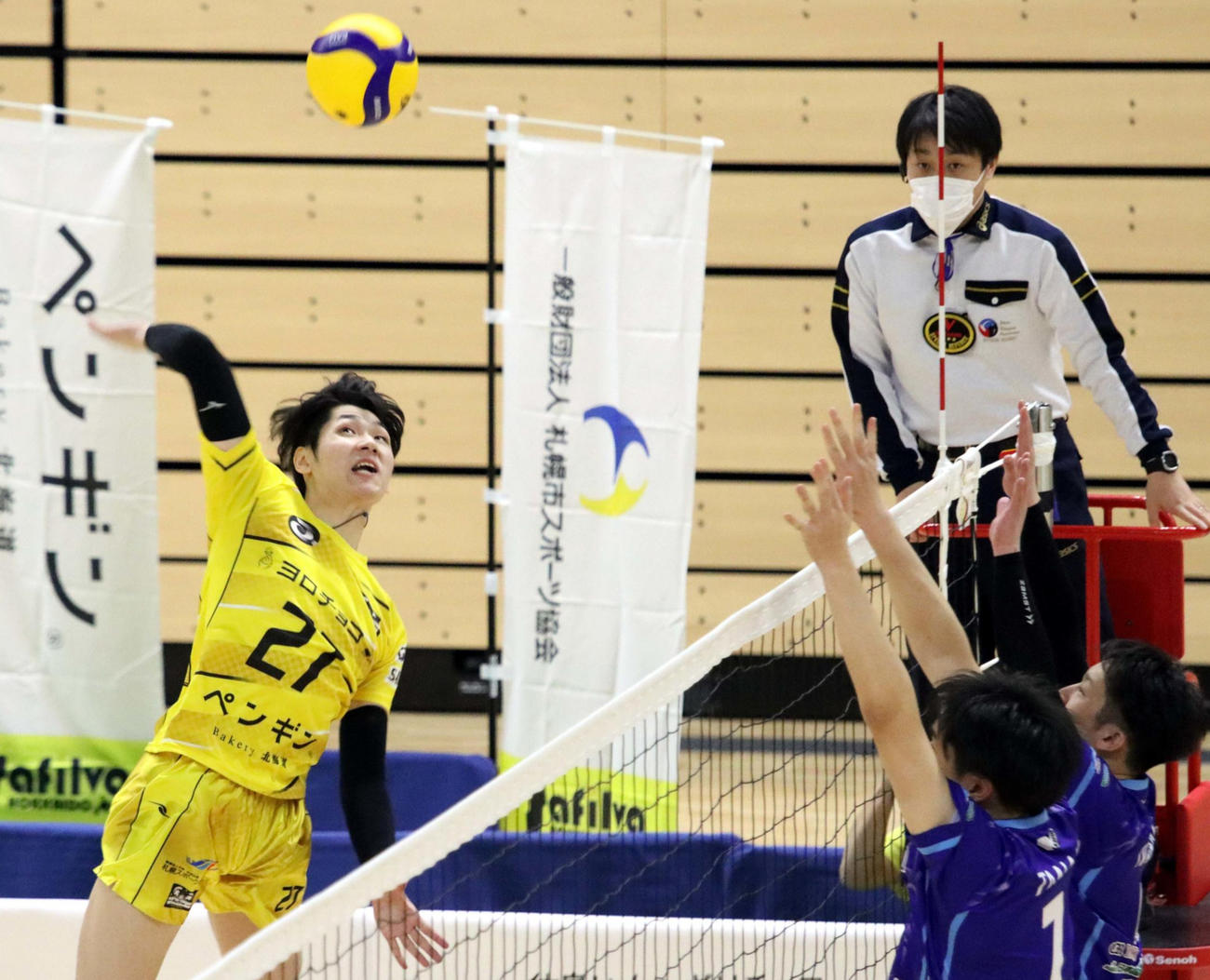 第3セット、スパイクを打つサフィルヴァ北海道の工藤（撮影・永野高輔）