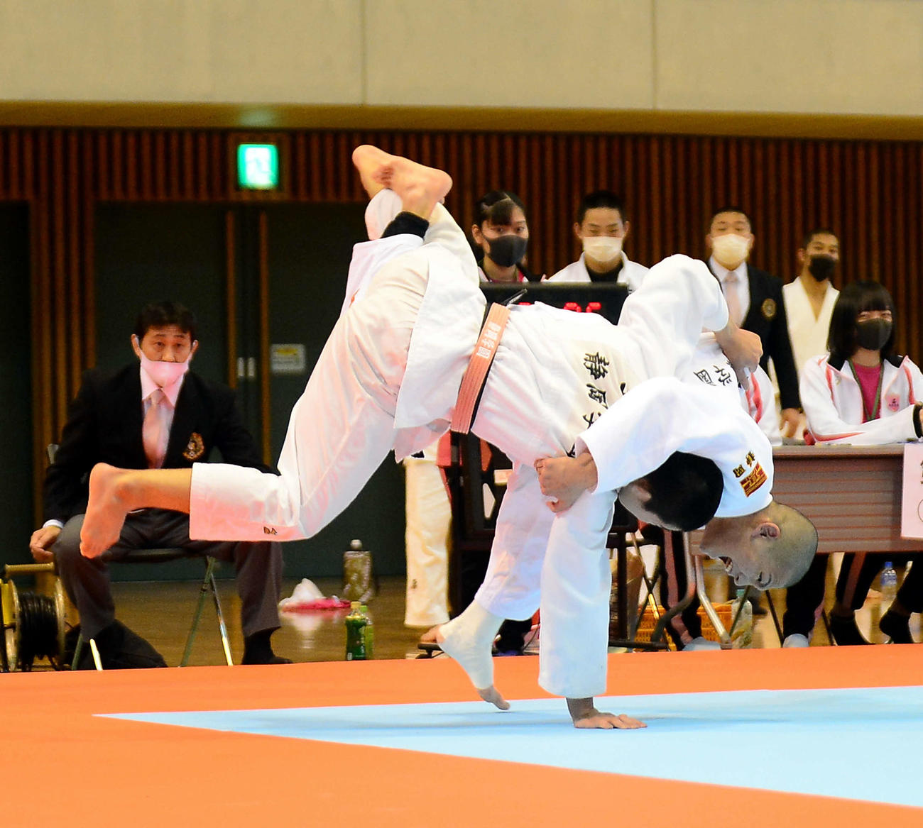 男子66キロ級決勝の延長11秒、内股で勝利を決める加藤学園・岡本（右）