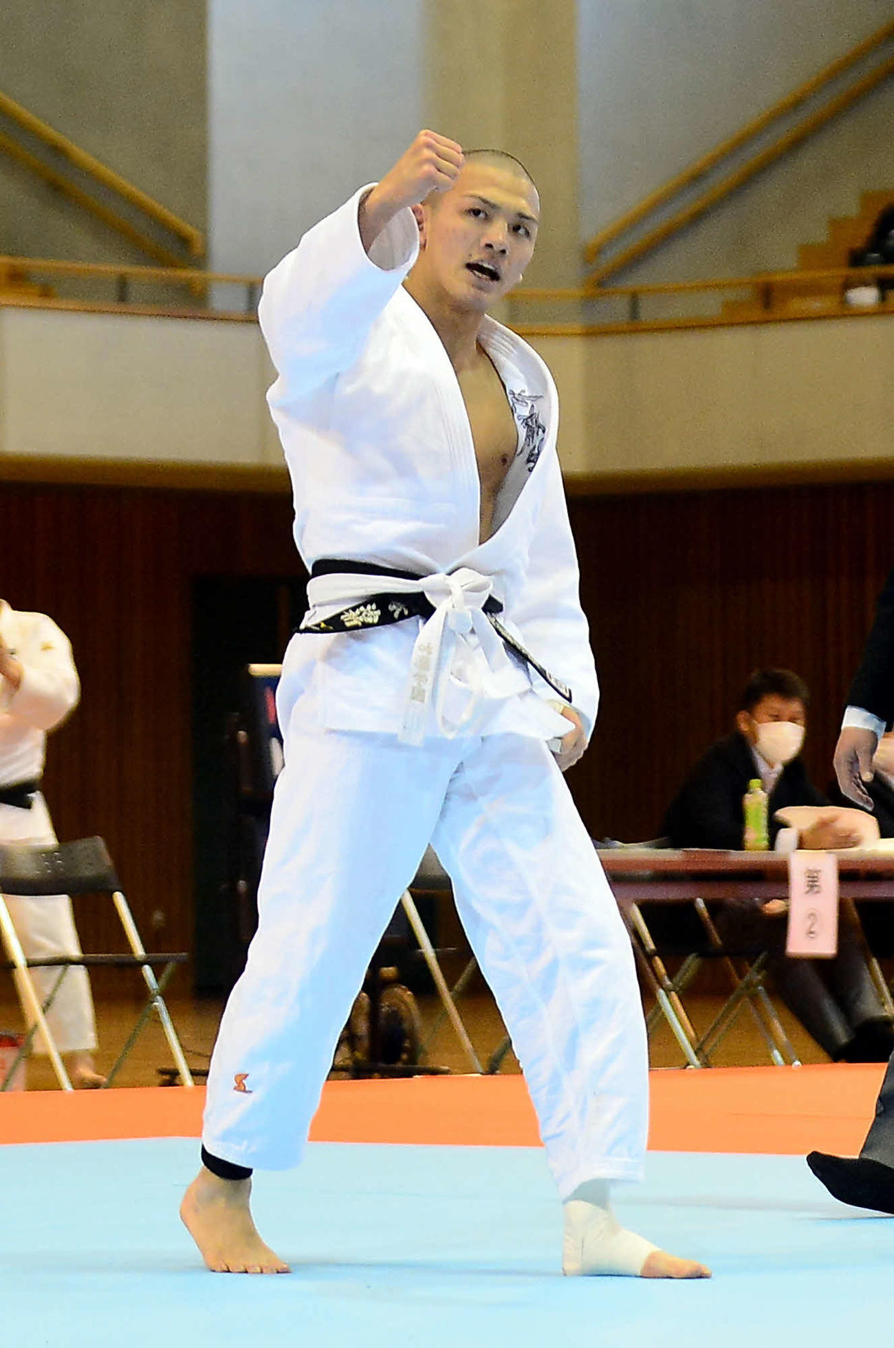 男子66キロ級で初優勝を飾り、ガッツポーズの加藤学園・岡本