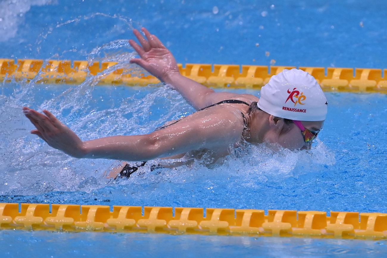 女子50メートルバタフライで力泳する池江（代表撮影）
