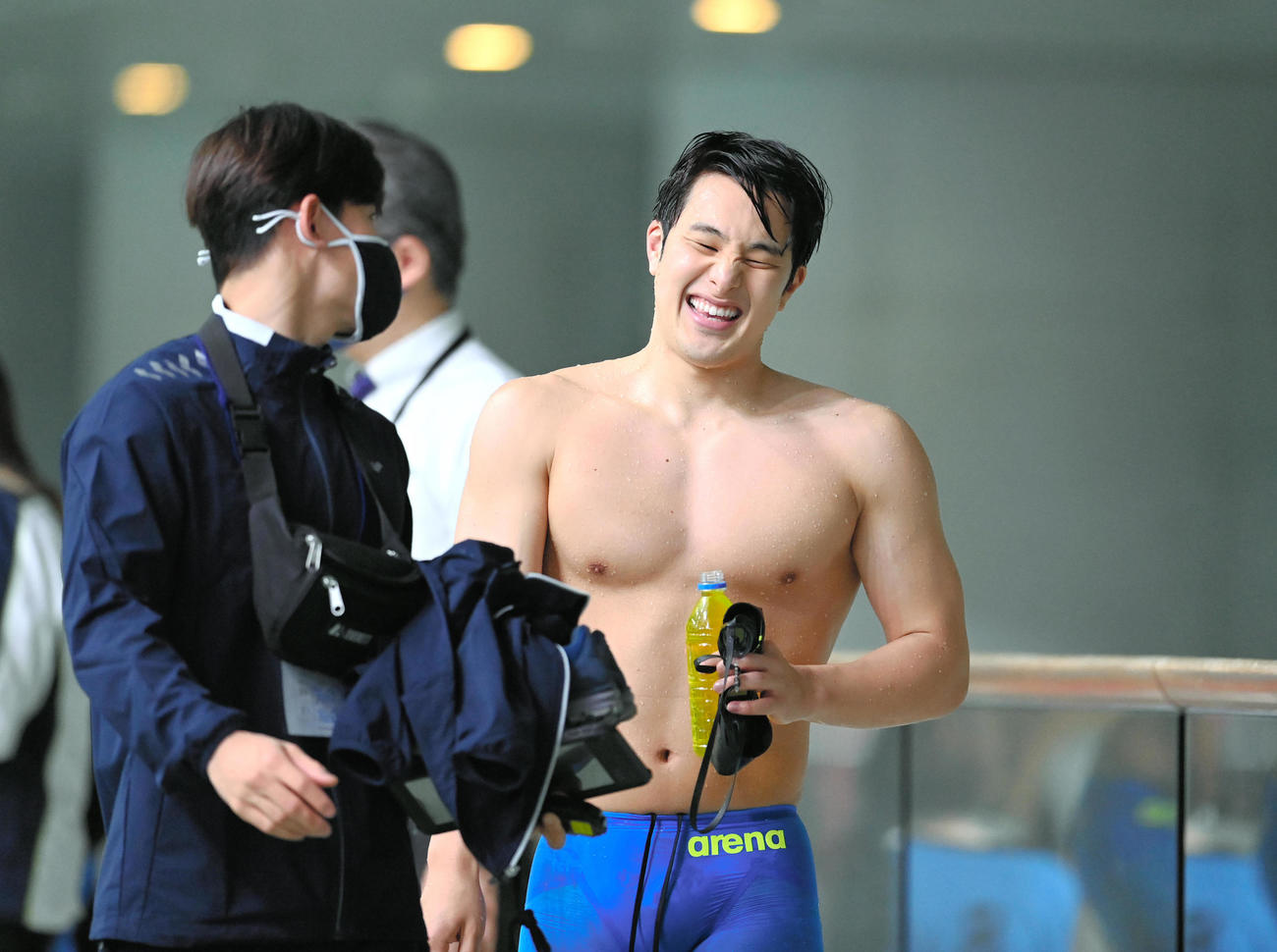 男子200メートルバタフライ決勝を終え、笑顔を見せる瀬戸（右）（代表撮影）