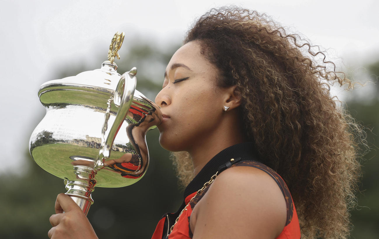 全豪オープン優勝から一夜明け、優勝トロフィーにキスをする大坂なおみ（AP）