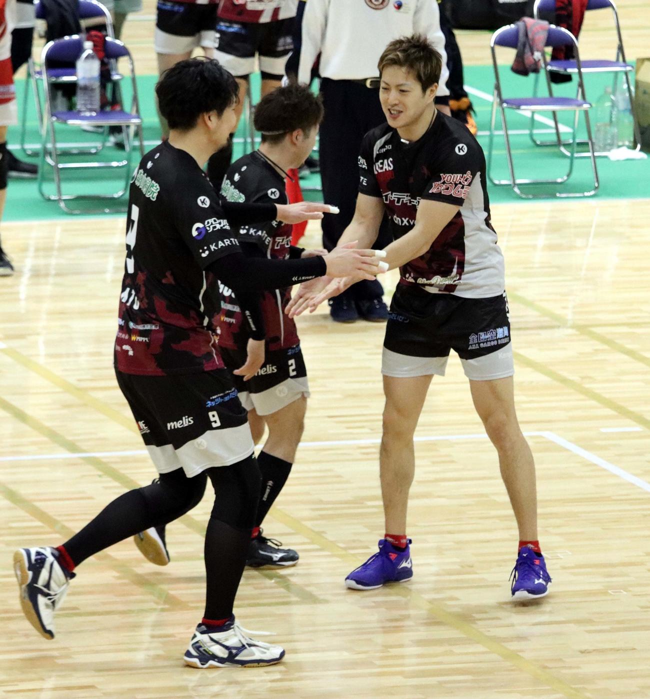ヴォレアス北海道対兵庫デルフィーノ　2連勝を飾りチームメートと喜ぶヴォレアス北海道の古田主将（右）（撮影・永野高輔）