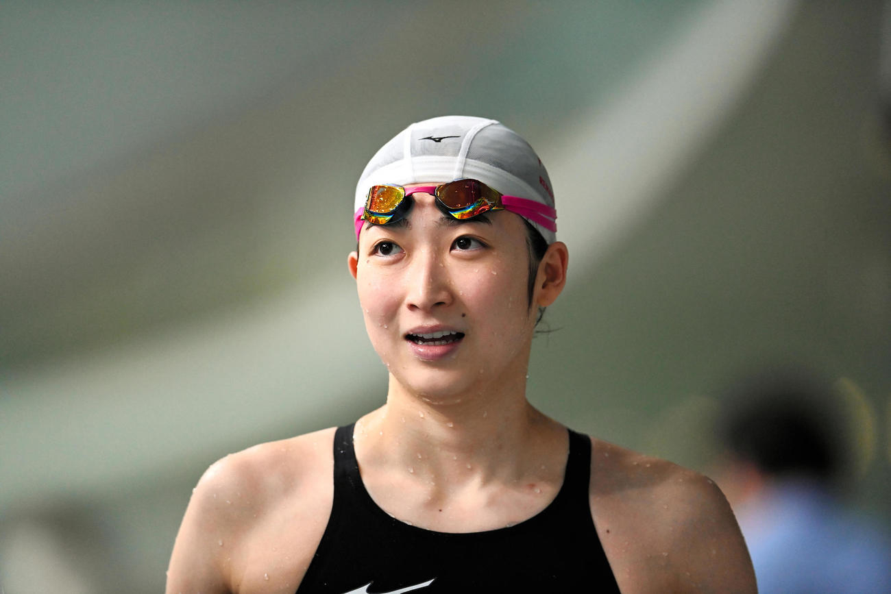 女子50メートルバタフライの予選を終え、引き揚げる池江（代表撮影）