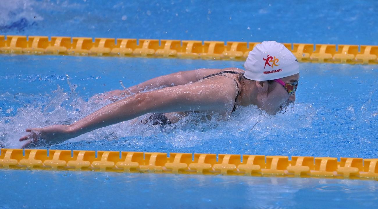 女子50メートルバタフライで力泳する池江（代表撮影）
