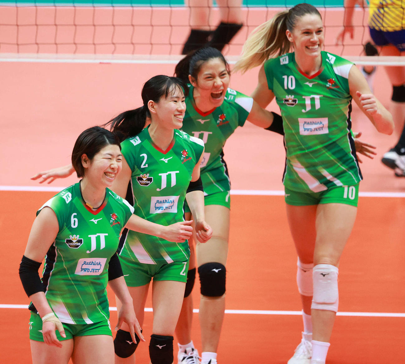 東レ対JT　第2セット、得点を喜ぶドルーズ・アンドレア（右端）らJTの選手たち（撮影・中島郁夫）