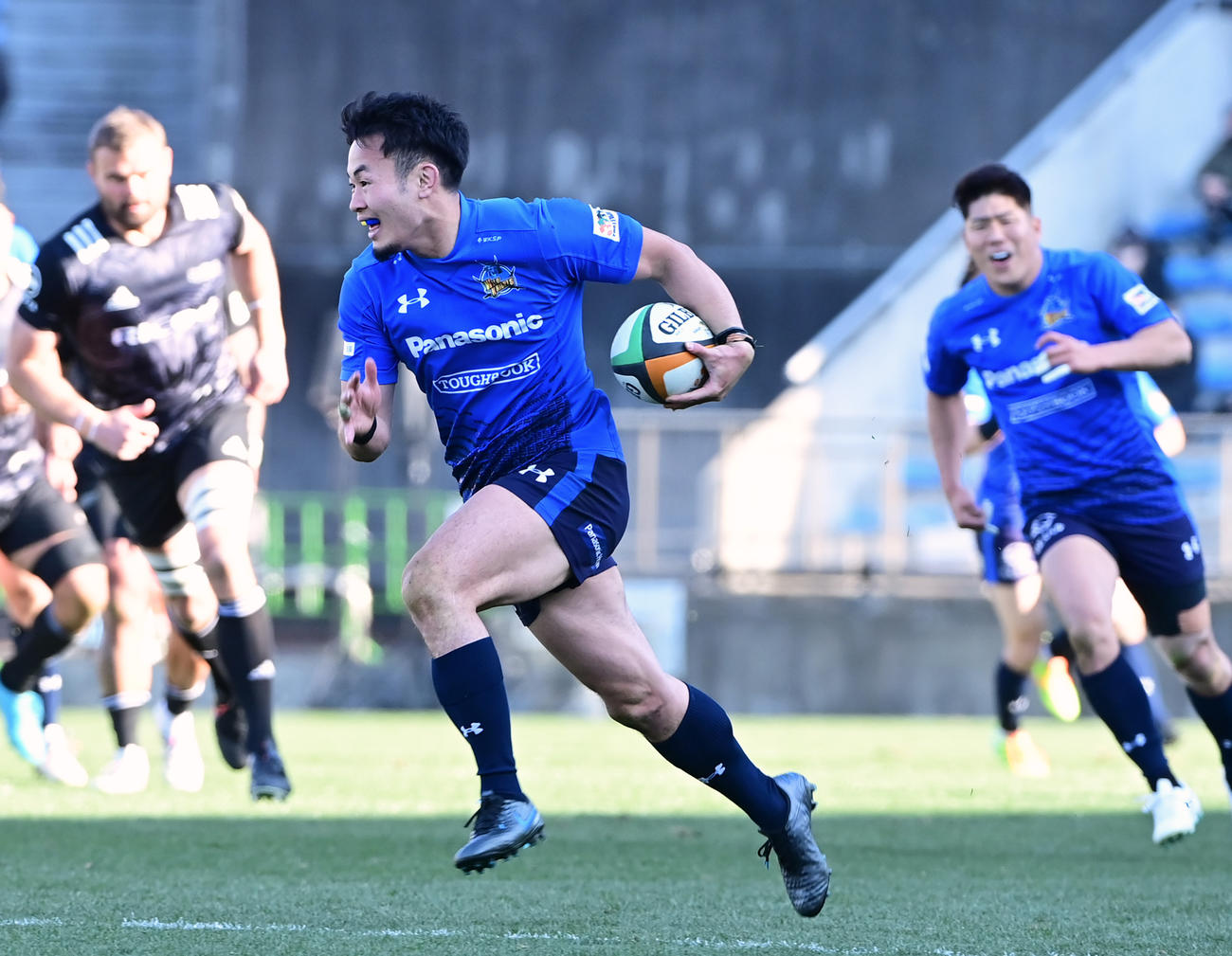 20日リコー戦でトライを決めるパナソニックWTB福岡
