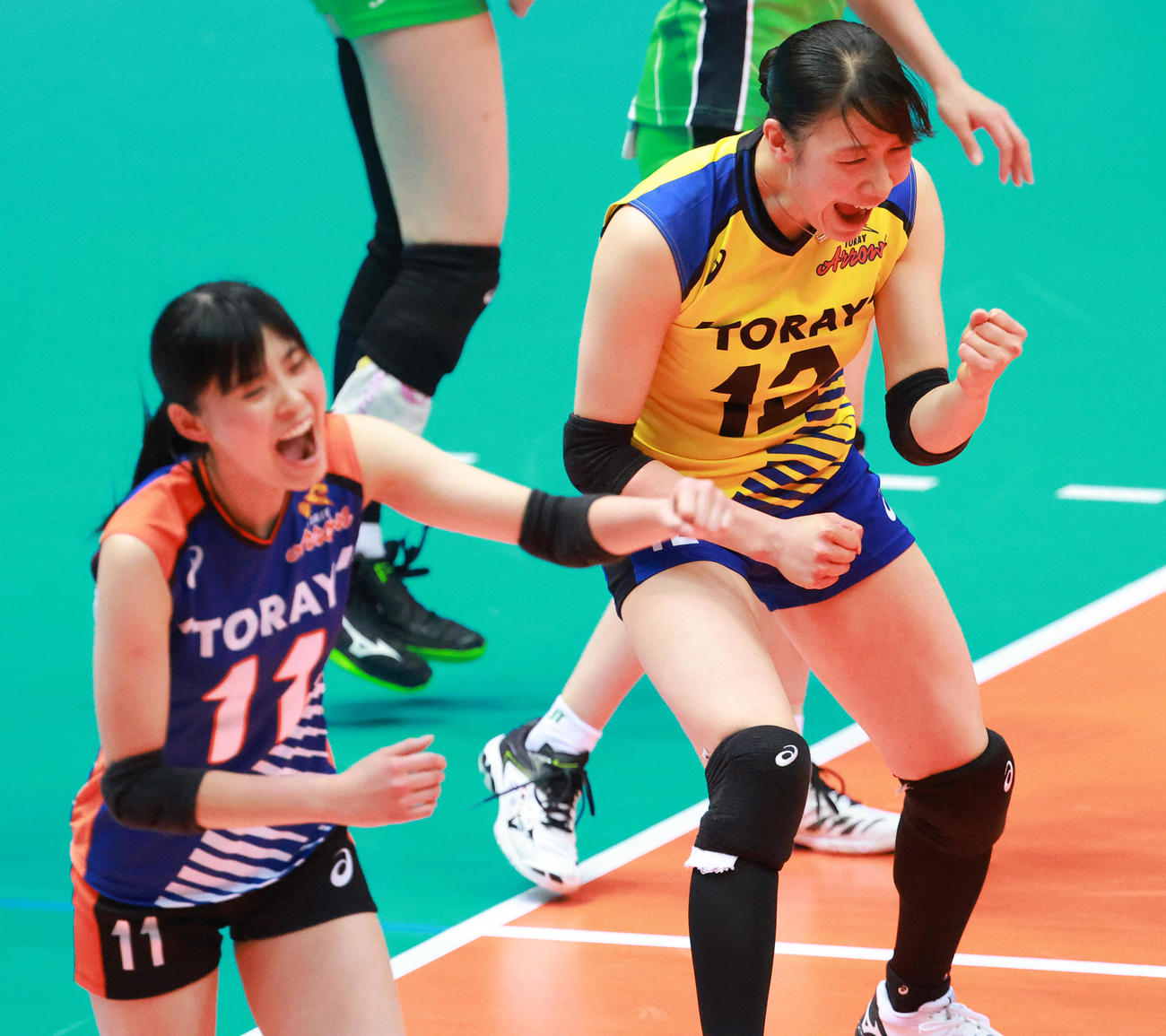 東レ対JT　第1セット、得点を喜ぶ東レ水杉玲奈（左）と石川真佑（撮影・中島郁夫）