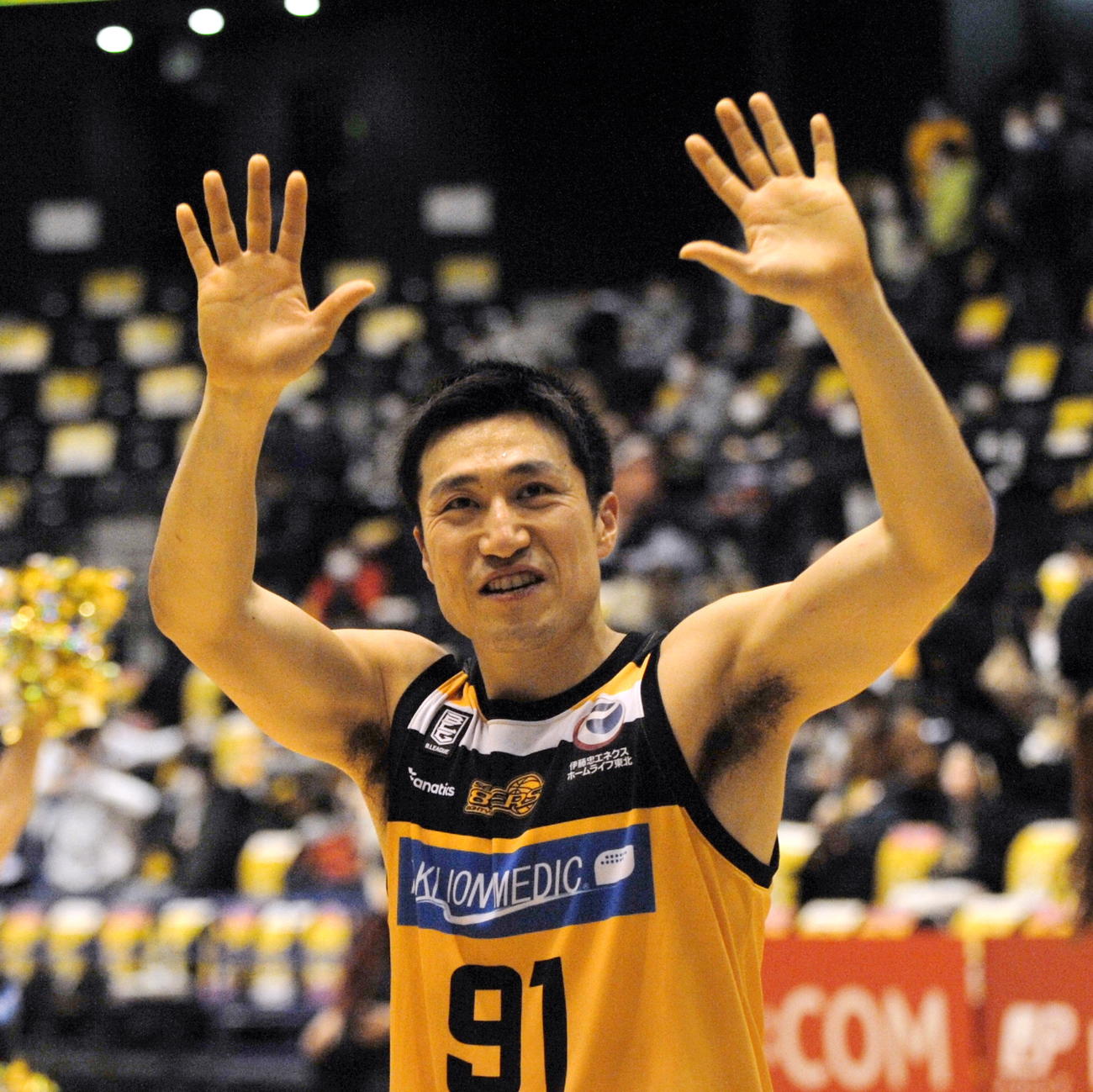 MVP獲得の仙台SG片岡はブースターの声援に笑顔でこたえる