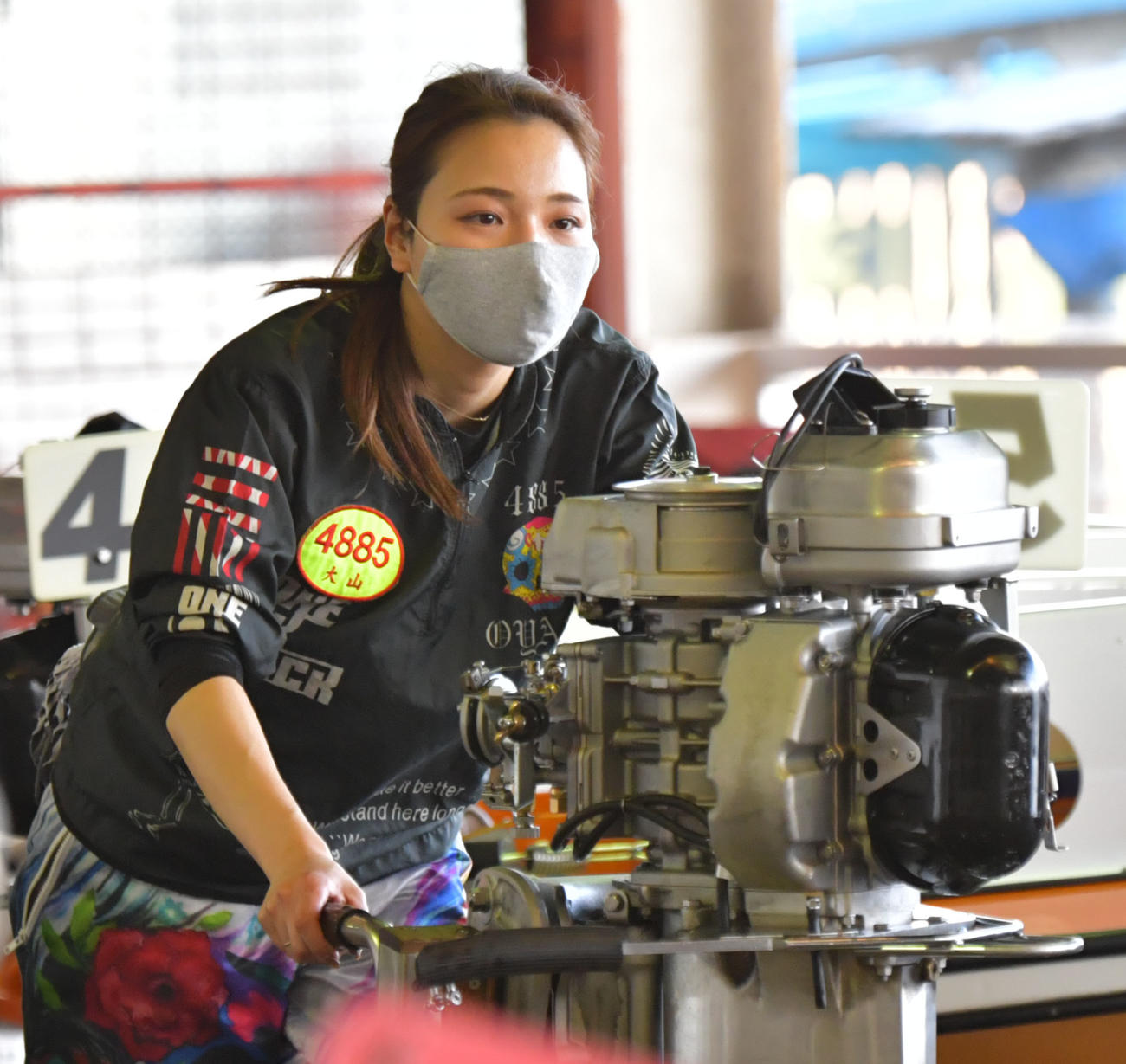 実績機を手にし波に乗りたい大山千広（撮影・外山鉄司）